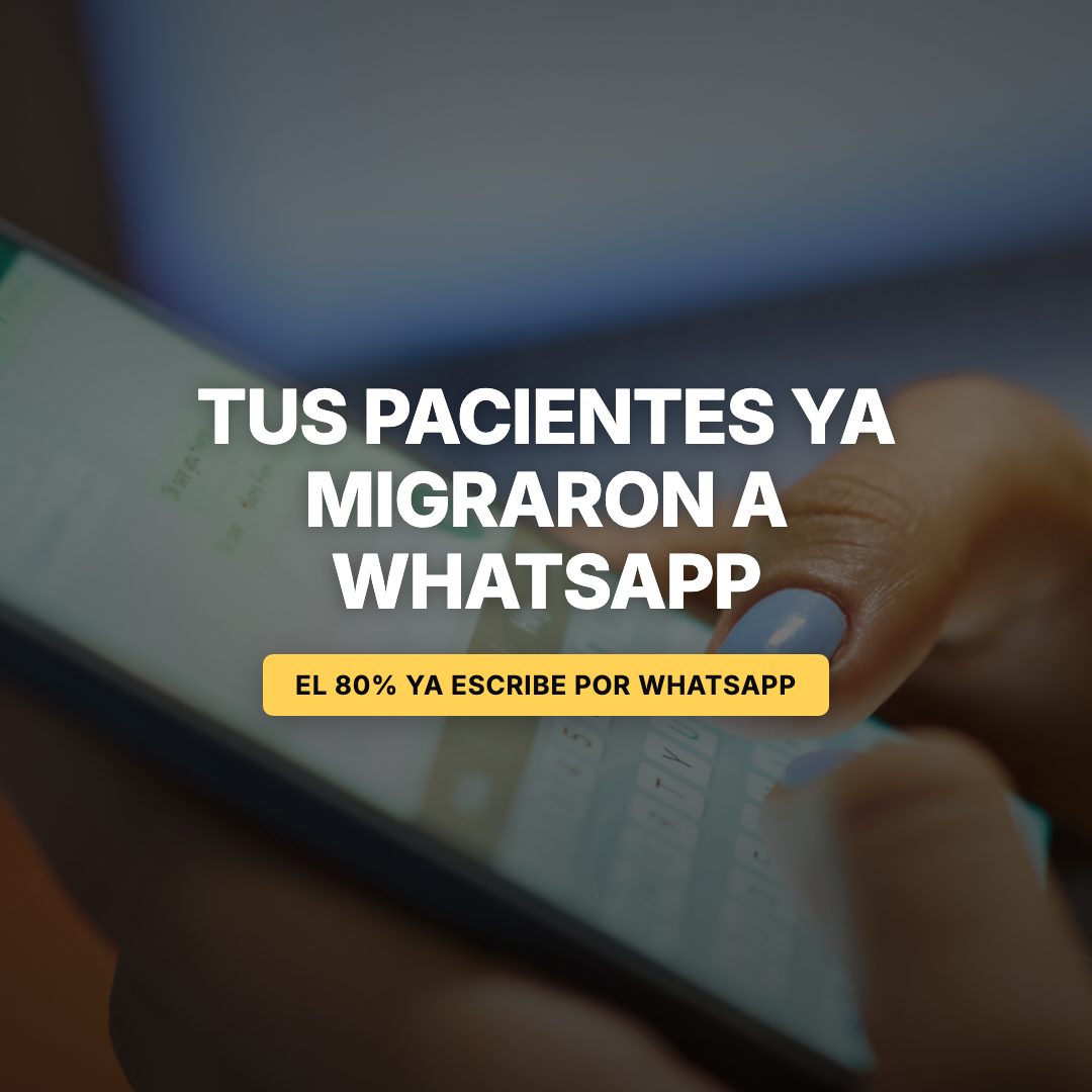 Paciente escribiendo por WhatsApp desde su teléfono
