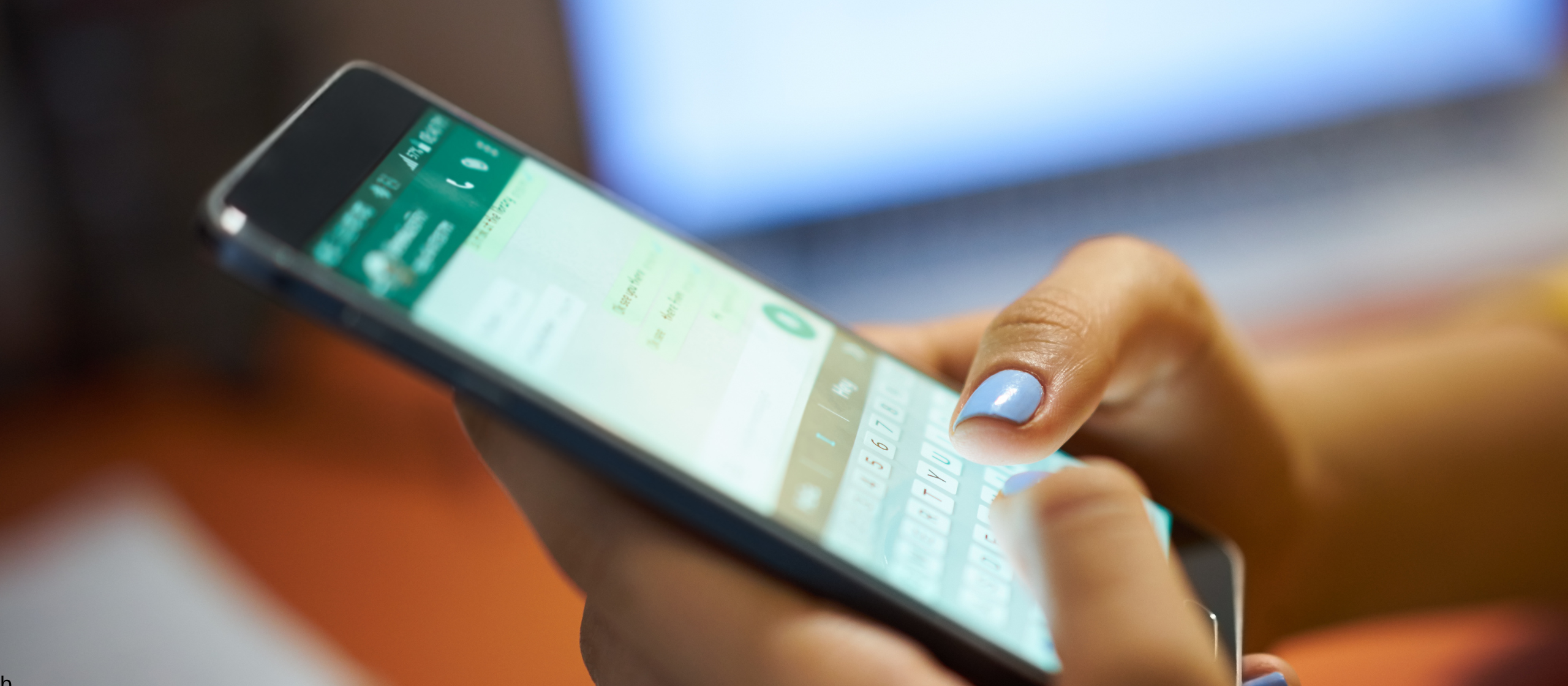 Paciente escribiendo por WhatsApp desde su teléfono