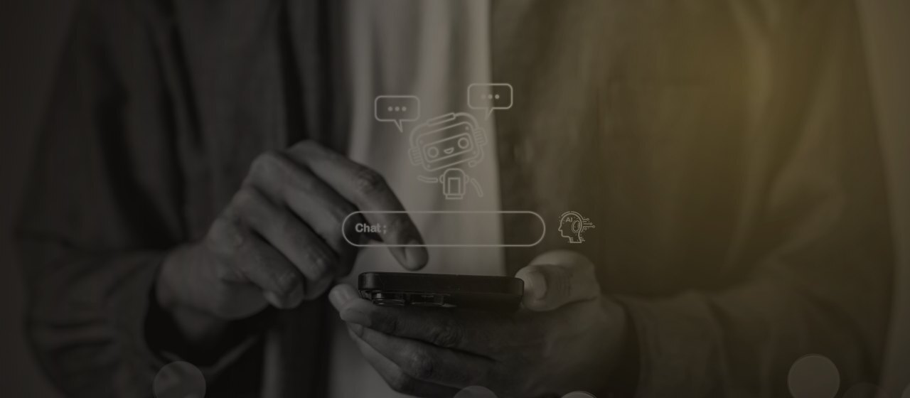 Persona escribiendo a un agente de IA desde su teléfono