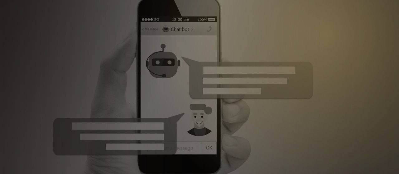 Paciente escribiendo a un chatbot desde su teléfono