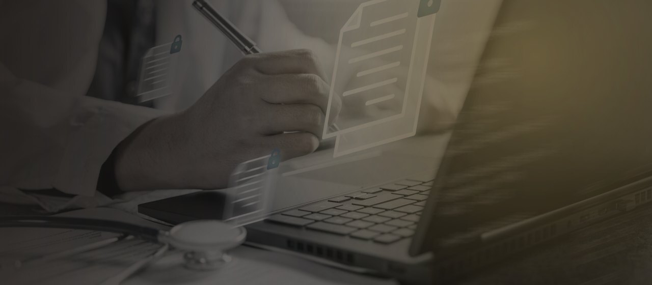 Escritorio con historia clínica digital en una clínica privada