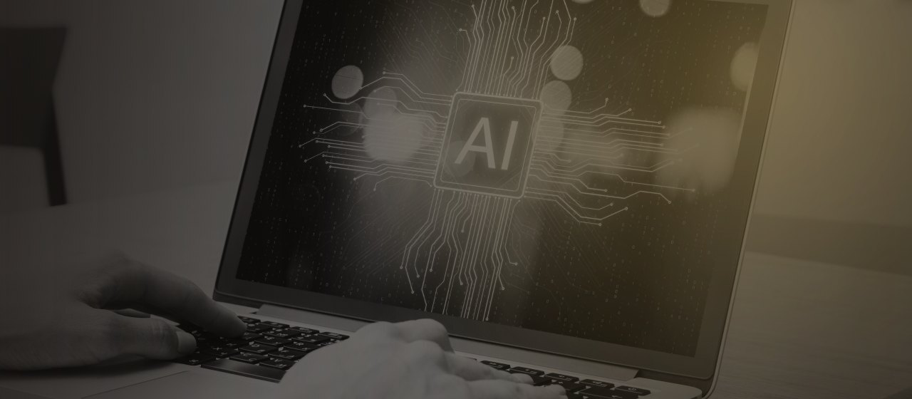 Persona trabajando en un portátil con inteligencia artificial