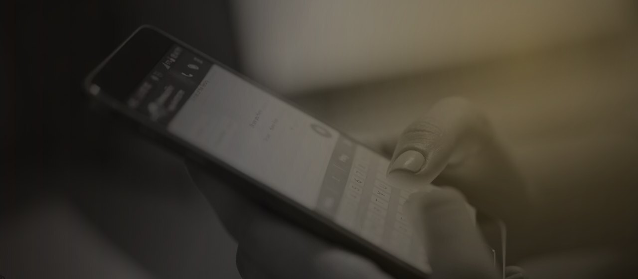 Paciente escribiendo por WhatsApp desde su teléfono