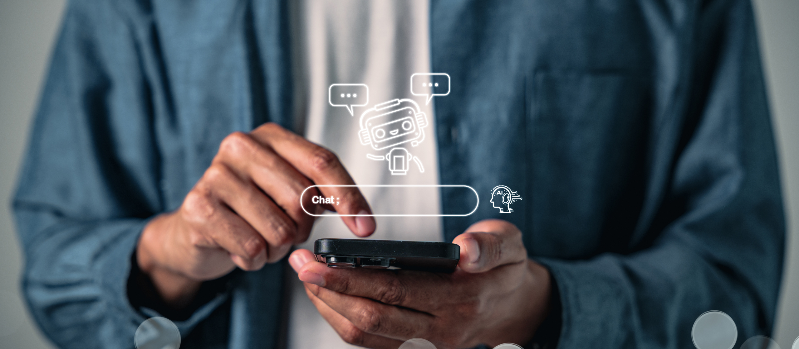 Persona escribiendo a un chatbot de IA desde su teléfono