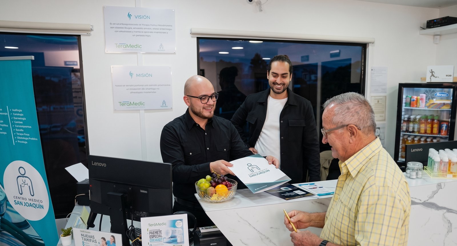 Michael Rodríguez y Jean Marc en la recepción del Centro Médico San Joaquín
