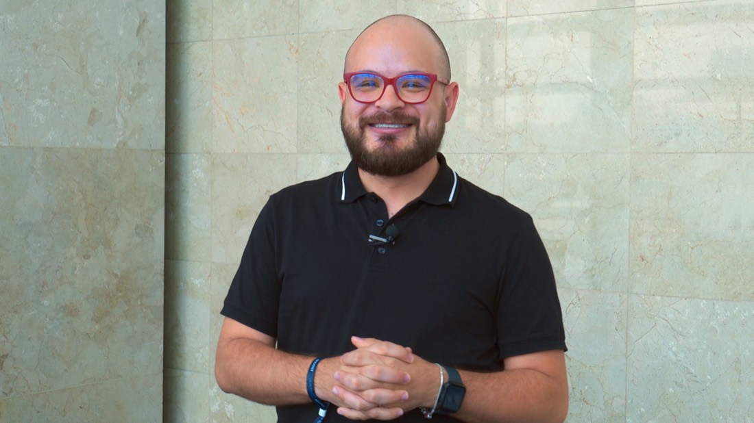 Mike Rodríguez, supervisor de TeraMedic (Centro Médico San Joaquín), centro médico en San José que organiza su WhatsApp con Kora, la IA de Konko