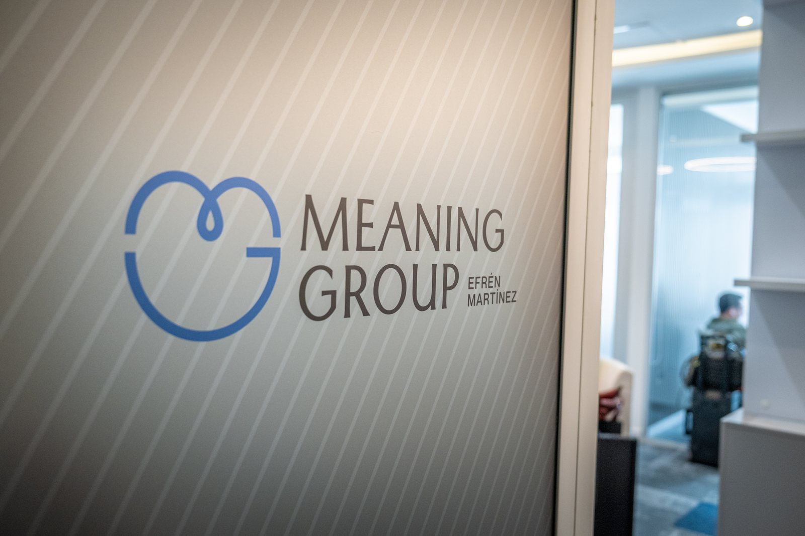 Logo de Meaning Group en la entrada de su sede